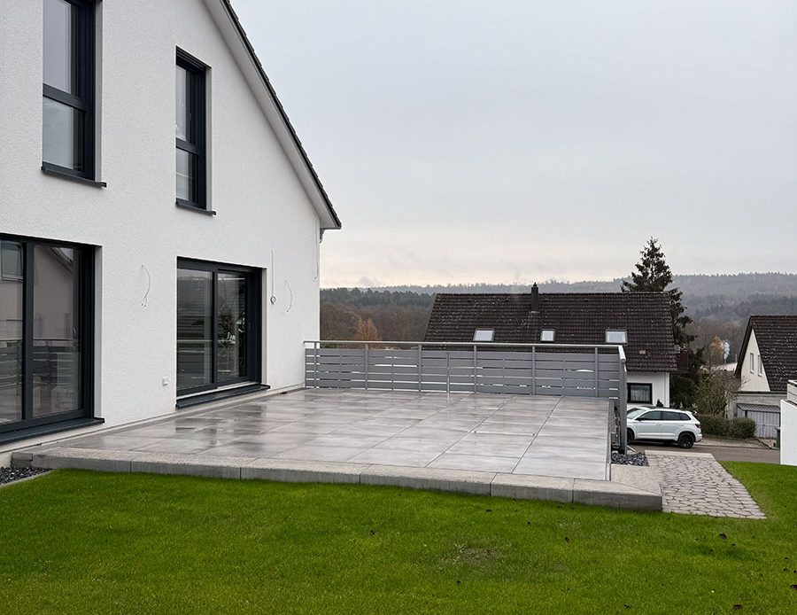 Terrasse mit Rasenfläche