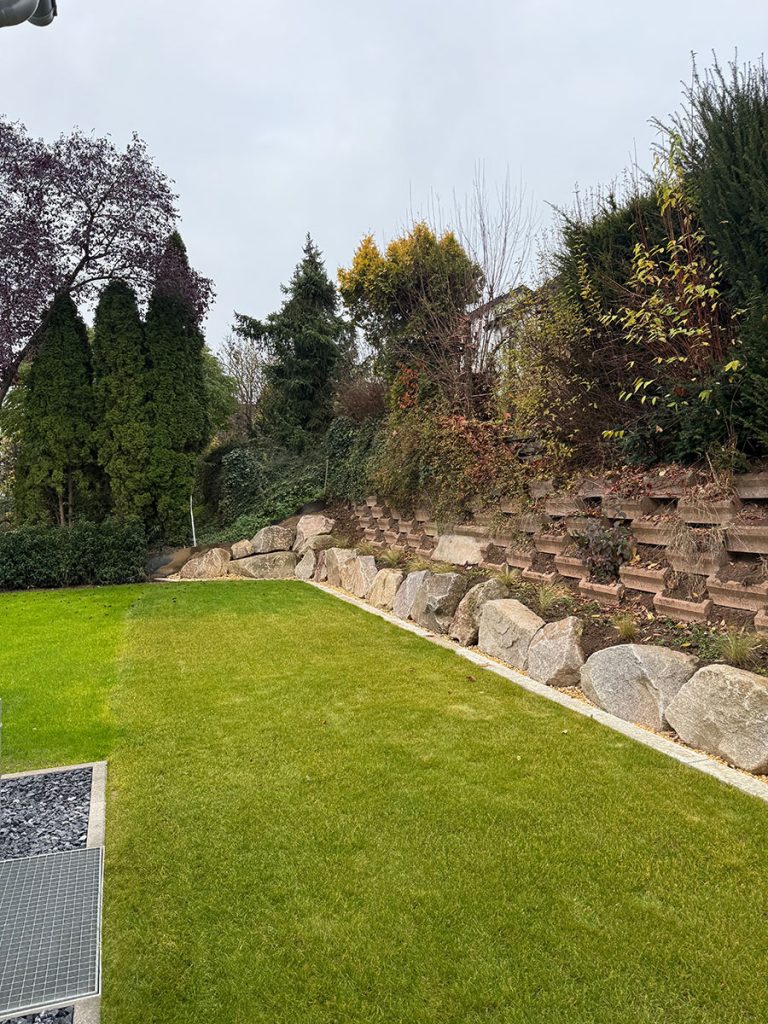Rasenfläche mit Mauer