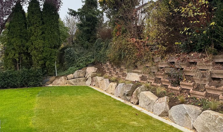 Rasenfläche mit Mauer