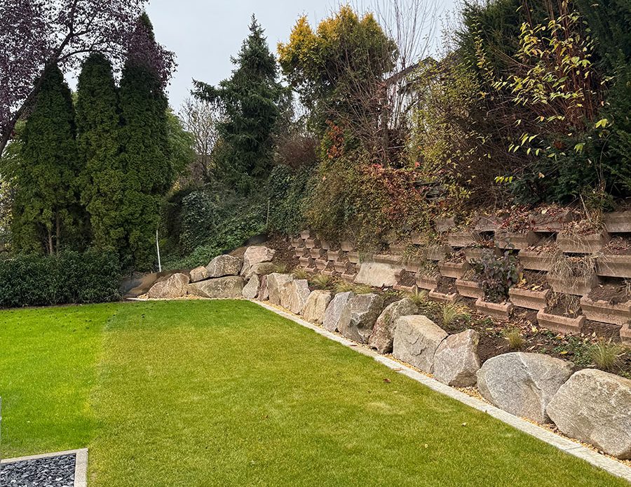 Rasenfläche mit Mauer