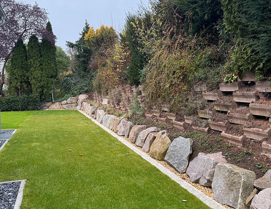 Rasenfläche mit Mauer