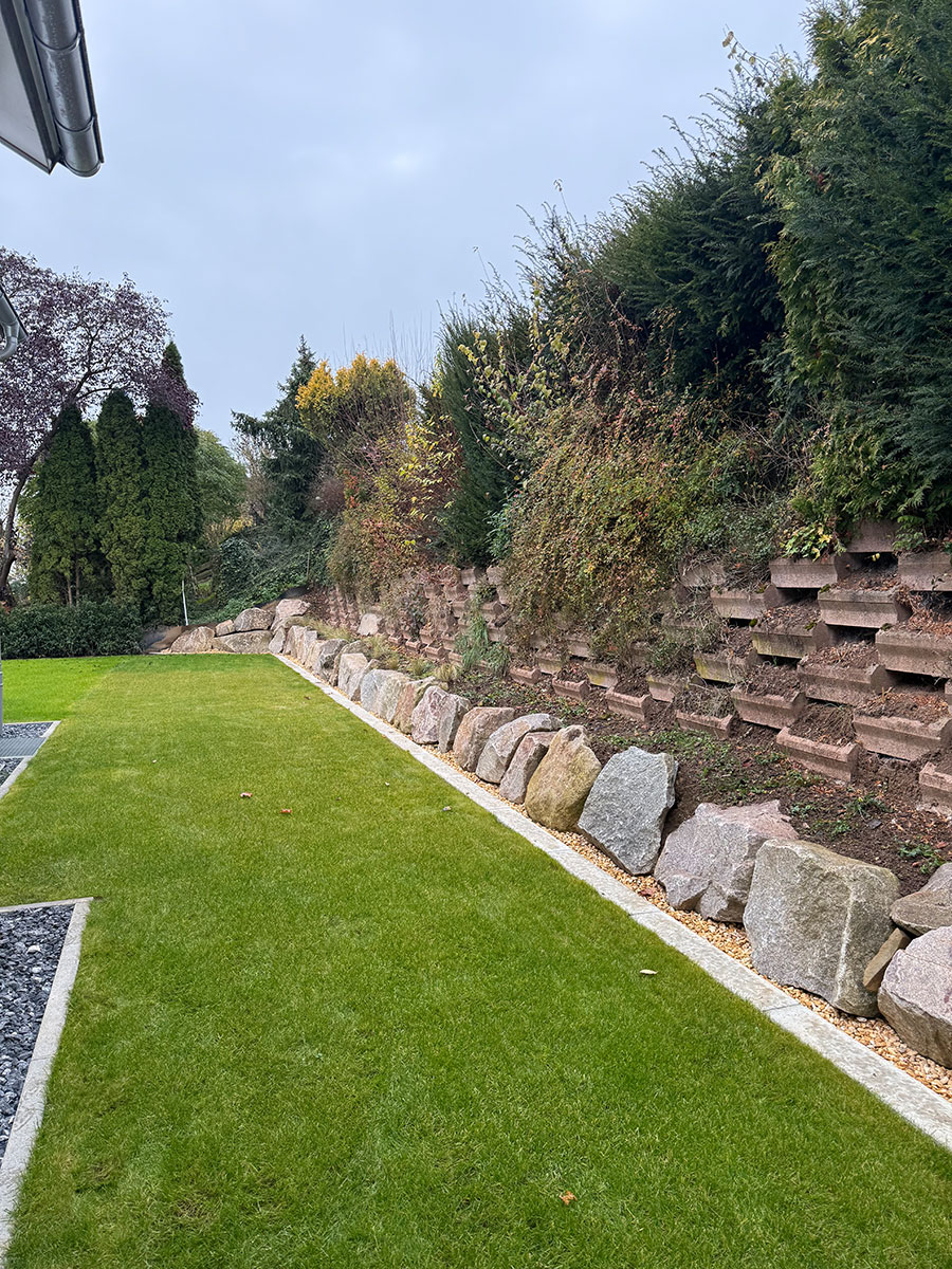 Rasenfläche mit Mauer