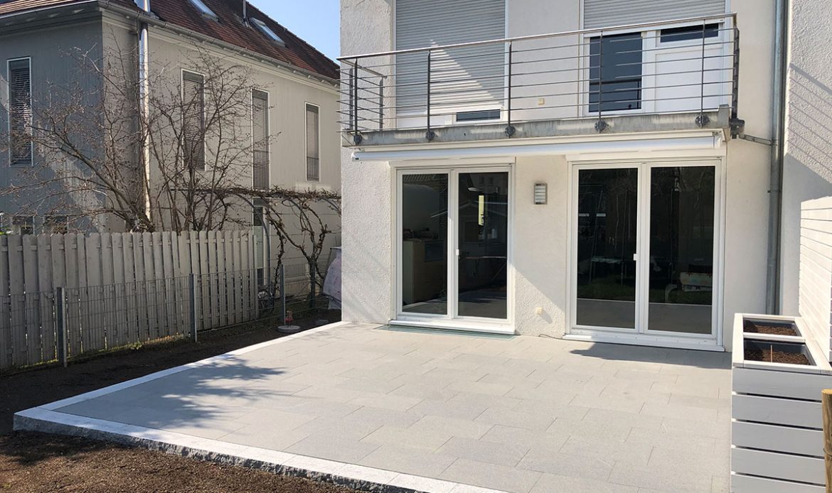 Terrasse mit Rasenfläche