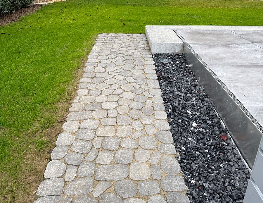 Gehweg mit Stufe im Garten