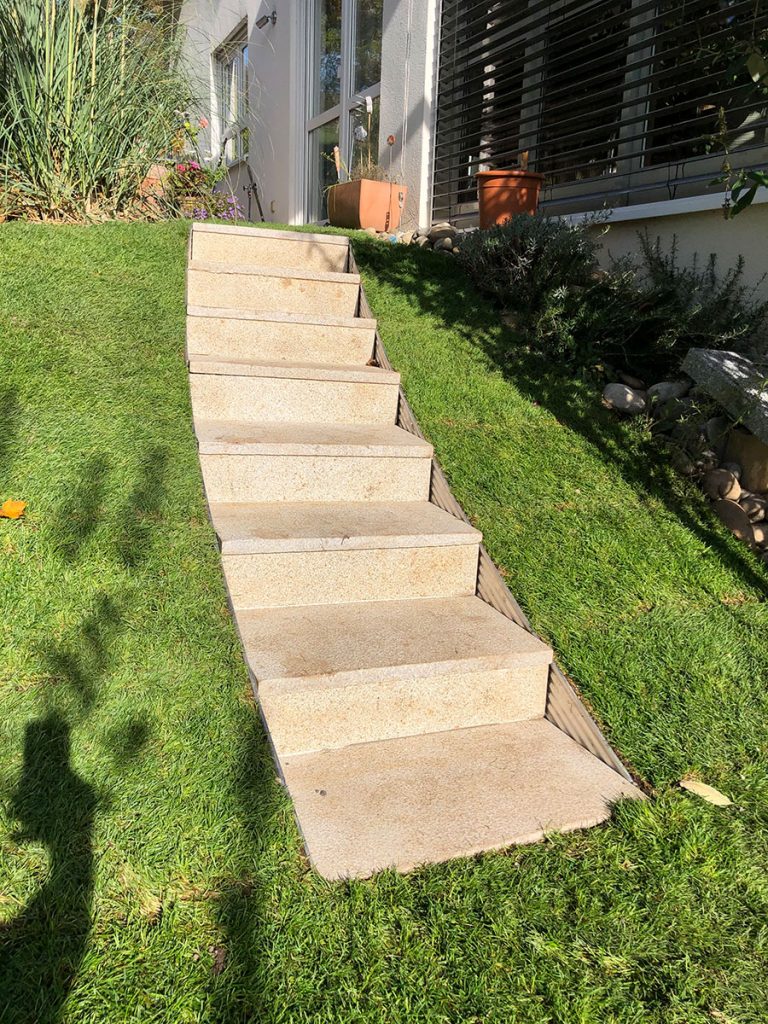 Einbettung Treppe in den Rasen