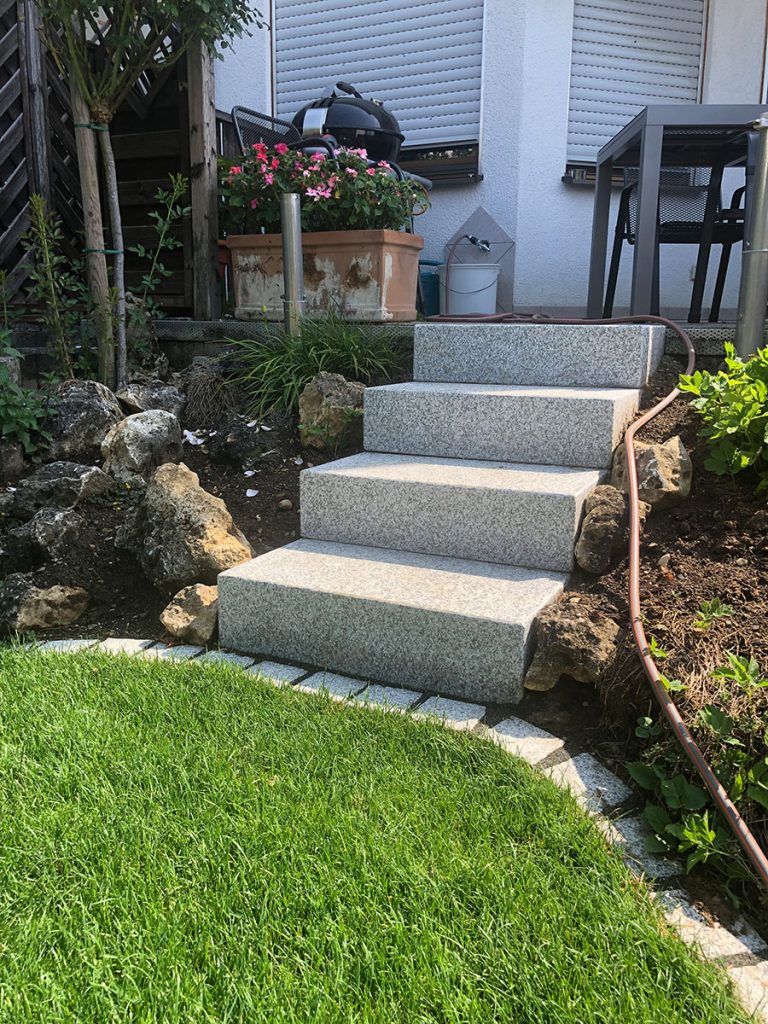 Treppenaufgang vom Garten auf die Terrasse