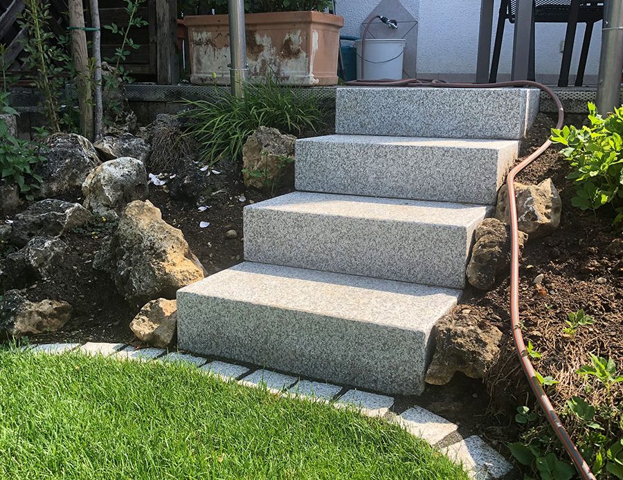 Treppenaufgang vom Garten auf die Terrasse