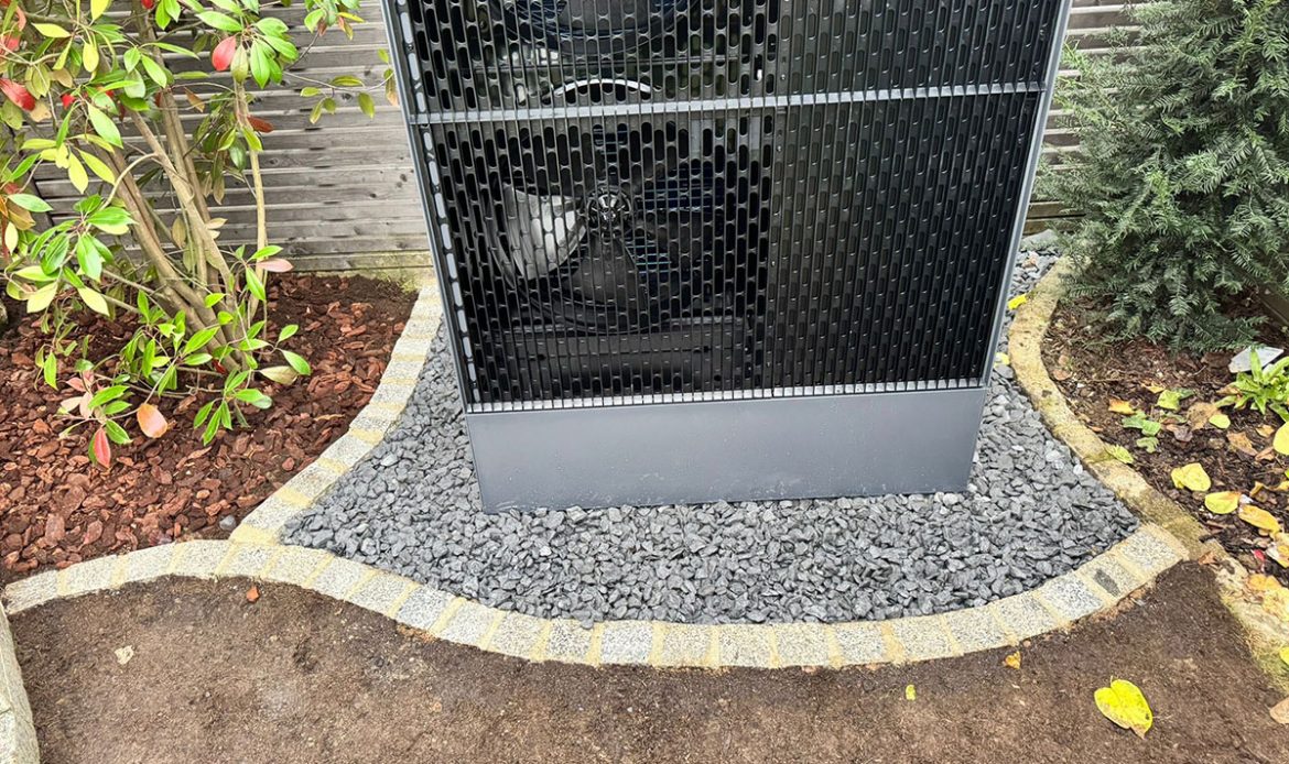 Umrandung und Einbettung einer Wärmepumpe in den Garten