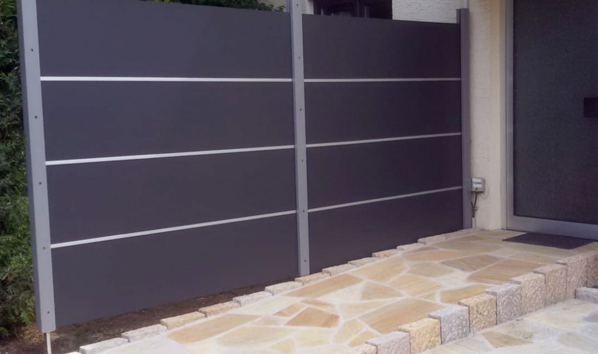 Sichtschutz und Rampe für den Eingang